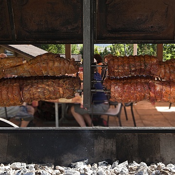 Schweinsbraten, Lammgigot und Rindshohrücken vom Holzkohlegrill