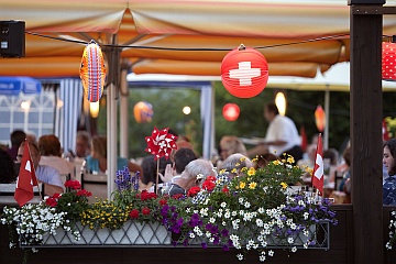 Gartenterrasse im Arvenbüel am 1. August