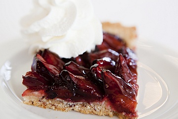 Plum cake with nut shortcake – our house specialty